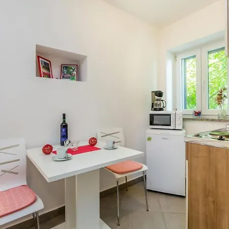 Appartement U Kuci S Bazenom