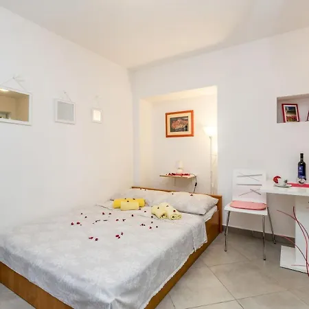 Apartmán U Kuci S Bazenom *