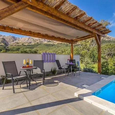 Apartmán U Kuci S Bazenom