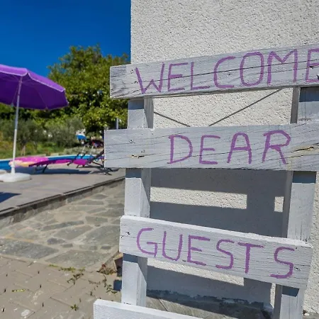 U Kuci S Bazenom Apartment