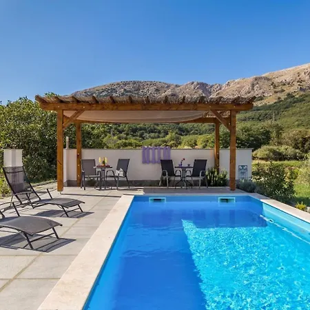 U Kuci S Bazenom Daire *