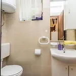 U Kuci S Bazenom Apartmán