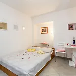 Apartmán U Kuci S Bazenom *